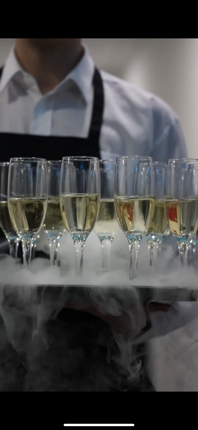 Szárazjeges pezsgős koccintás